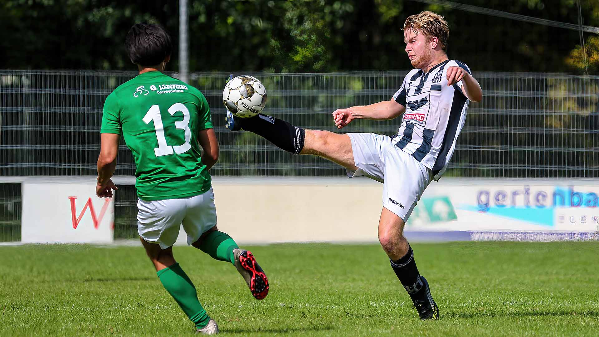 Luuk van der Meer voor vv Dubbeldam in het KNVB Bekertoernooi