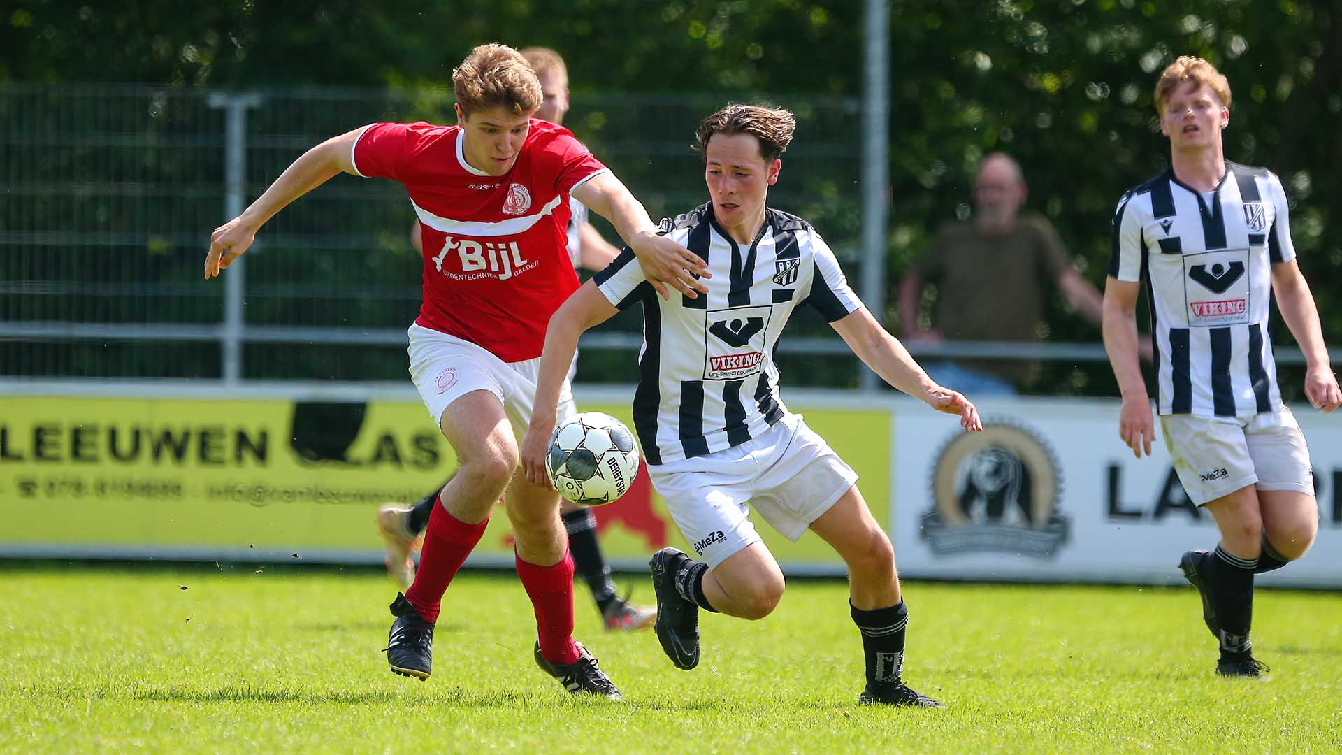 Yorick Rombout omspeelt tegenstander Gesta