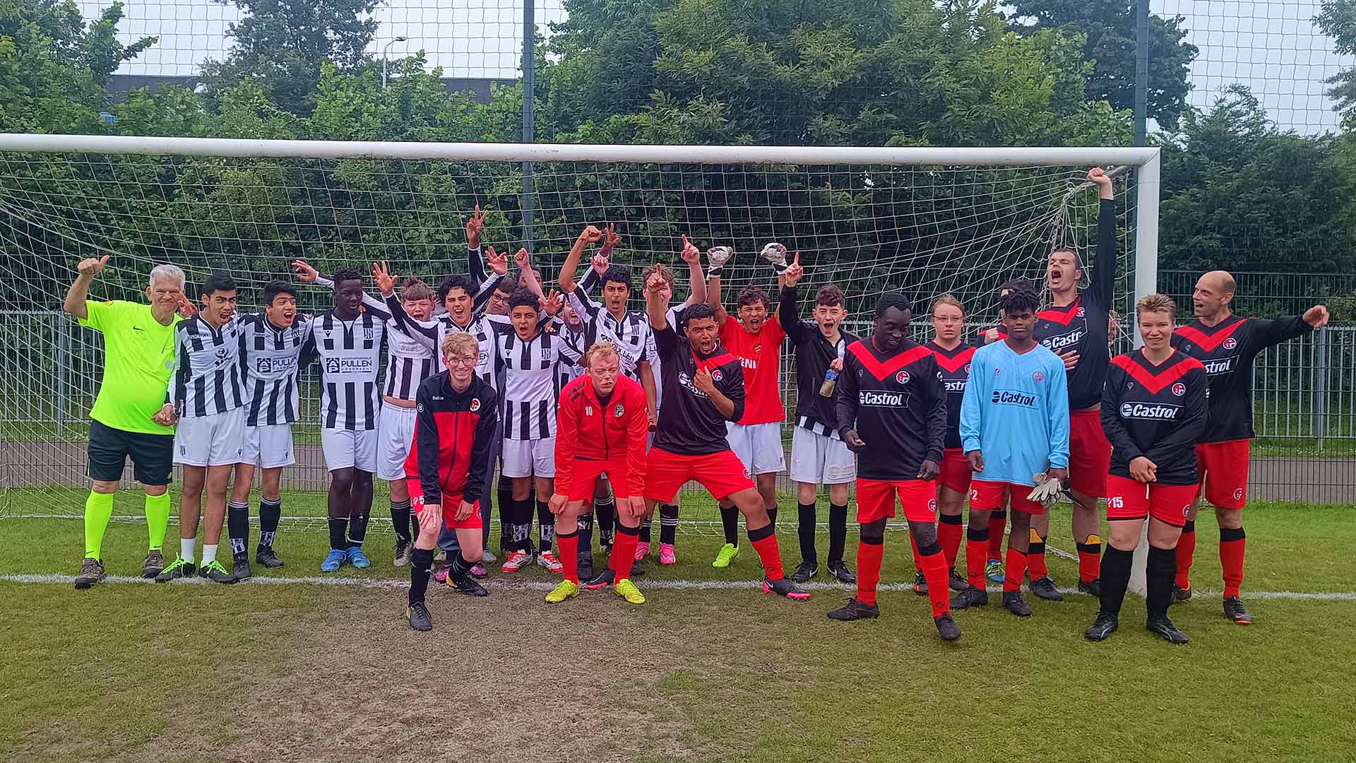 Voorzitter reikt kampioensschaal uit aan G1